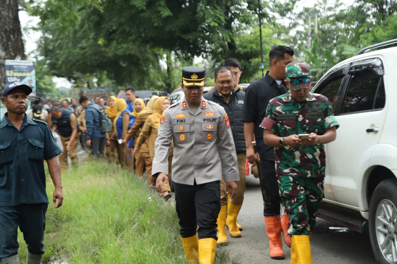Polri “All Out” Evakuasi, Hadirkan Randurlap dan Patroli Kesehatan Door to Door untuk Korban Banjir Karawang