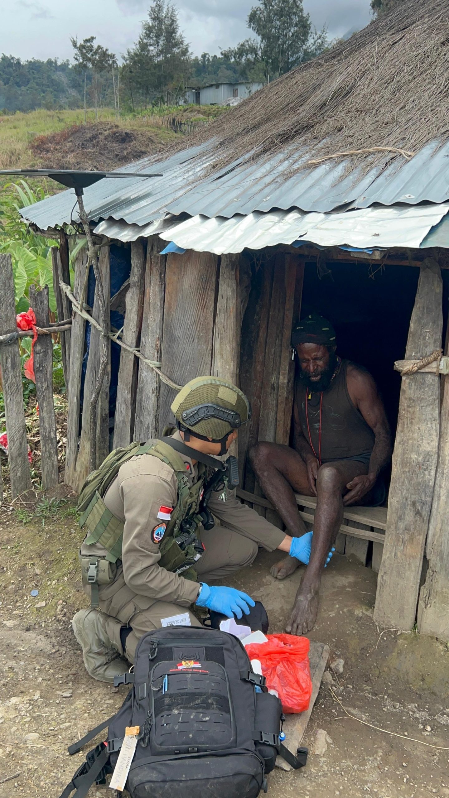 Sentuh Hati Warga, Satgas Damai Cartenz 2026 Gelar Patroli dan Pengobatan Keliling di Sinak