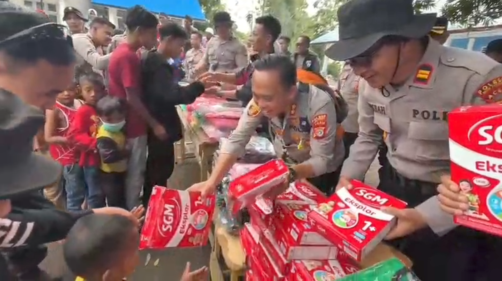 Kapolres Aceh Tengah Jangkau Desa Terisolir dengan Trail, Salurkan Bantuan dan Gelar Bhakti Kesehatan bagi Pengungsi Bintang Pepara