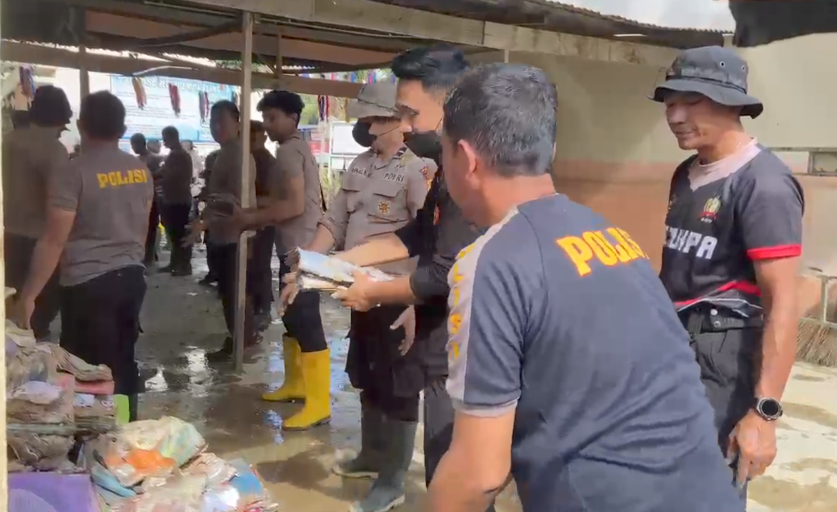 Pulihkan Sekolah Pascabanjir Bandang, Polres Bireuen Gotong Royong Bersihkan SD Negeri 11 Kutablang